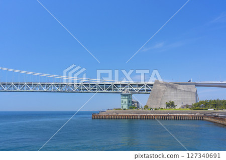 晴朗天氣下的明石海峽大橋和國父紀念館（伊城閣） 127340691
