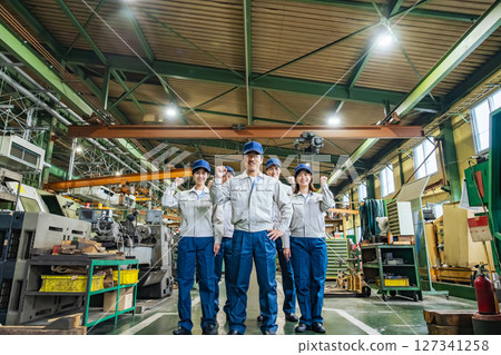 工廠裡一群工人站成一排 127341258