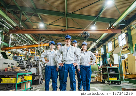 一群工人在工廠排隊 127341259