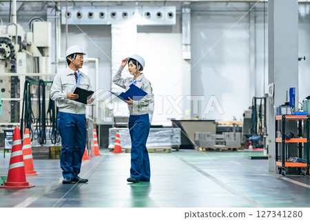 一群工人在工廠工作 127341280