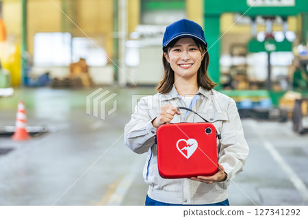 工廠配備 AED 的女工 127341292