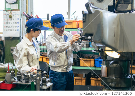 一群工人在工廠操作工具機 127341300