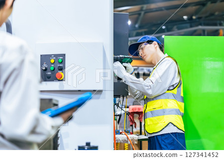 一名工人在工廠維護工具機 127341452