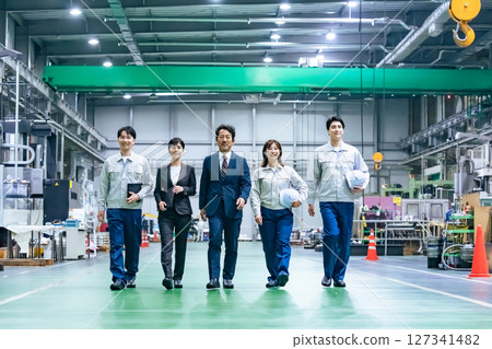 一群工人走過工廠 127341482