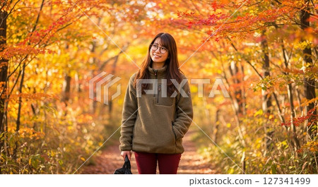 享用秋葉的婦女 127341499