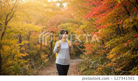 享用秋葉的婦女 127341501