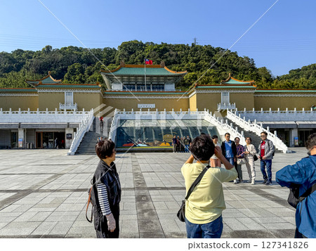 台灣故宮博物院：在慣常的拍照地點擺姿勢 127341826