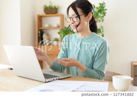 中年婦女正在參加線上會議 中年婦女正在參加線上會議 127341882