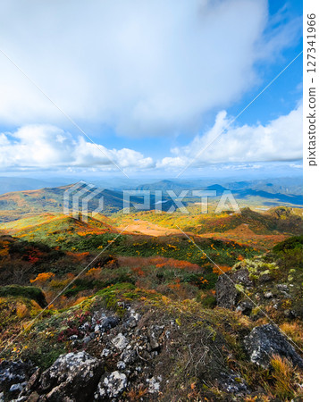 秋季攀登栗駒山（栗駒山～益武山：菅原湖與益武山的景色） 127341966