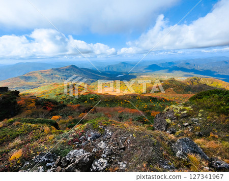 Climbing Mount Kurikoma in autumn (Mount Kurikoma to Mount Masutake: View of Lake Sugawara and Mount Masutake) 127341967
