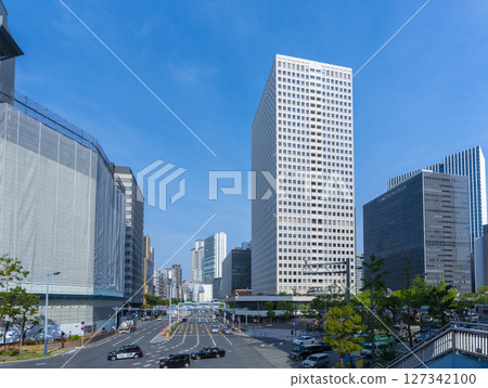 Urban landscape of Nishi-Umeda seen from the Umeda Shindo pedestrian bridge 127342100