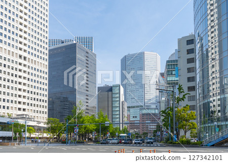 Morning view of the Hankyu department store from near the Umeda Shindo intersection 127342101