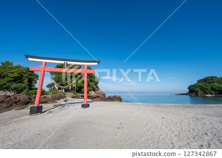 漂浮在藍天碧海中的紅色鳥居 127342867