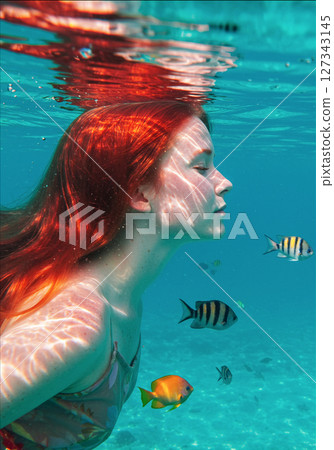 紅髮女子與魚的奇妙水下場景 127343145