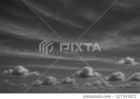 厚厚的雲層 127343872