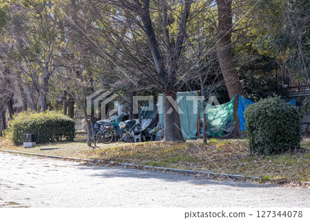 用藍色防水布和河床廢棄物建造的小屋 127344078
