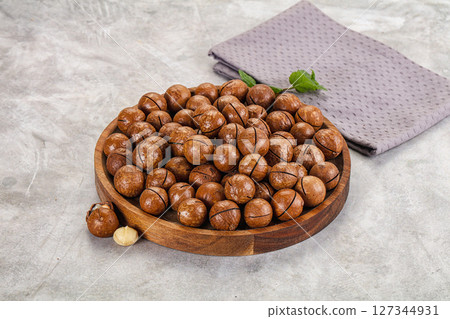 Sweet macadamia nut in the bowl 127344931