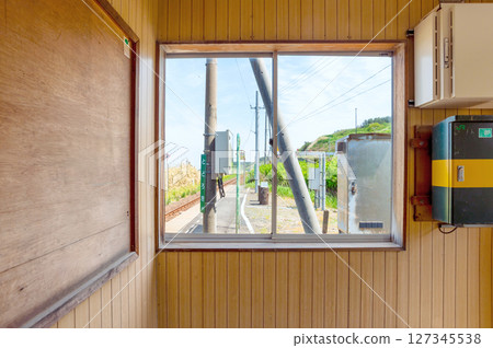 【青森縣深浦町：JR五能線等等力站】透過無人車站的窗戶看到的上坡路 127345538