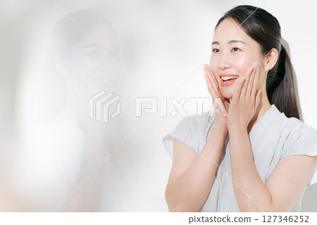 A woman in her twenties doing summer skin care 127346252
