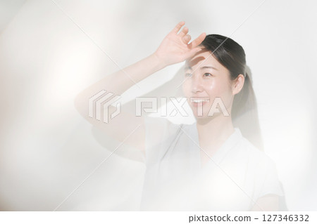 A woman who cares about UV rays 127346332