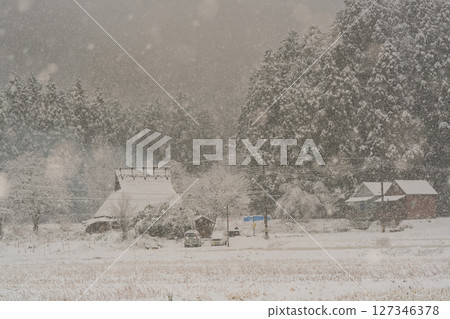 This photo was taken in Miyama-cho, Nantan-shi, Kyoto, in thatched roof village covered with snow. 127346378