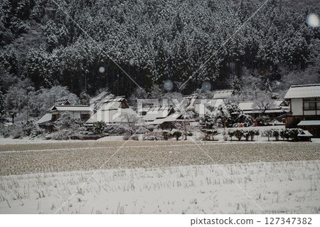This photo was taken in Miyama-cho, Nantan-shi, Kyoto, in thatched roof village covered with snow. 127347382