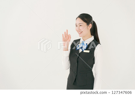 一個女人穿著公司的製服 127347606