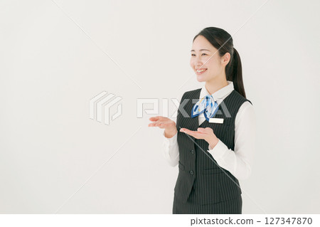一個女人穿著公司的製服 127347870