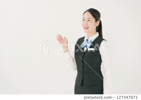 一個女人穿著公司的製服 127347871