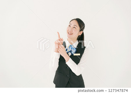 一個女人穿著公司的製服 一個女人穿著公司的製服 127347874