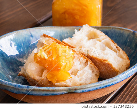 將柑橘皮和水果甜甜地燉煮而成的果醬。早餐時塗抹在麵包上即可。 127348236