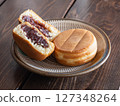 A cross section of the baked confectionery "Oyaki." A Japanese confectionery made of dough wrapped around red bean paste. It is also called obanyaki or imagawayaki. 127348264
