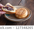 A cross section of the baked confectionery "Oyaki." A Japanese confectionery made of dough wrapped around red bean paste. It is also called obanyaki or imagawayaki. 127348265