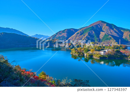 秋季從神奈川縣山北市丹澤湖千代澤園地展望台眺望西南方向的景色(丹澤湖、紅葉、箱根外環湖等) 秋季從神奈川縣山北市丹澤湖千代澤園地展望台眺望西南方向的景色(丹澤湖、紅葉、箱根外環湖等) 127348397