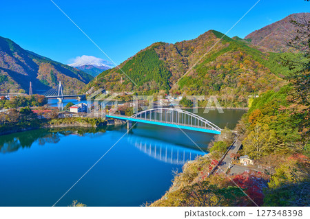 Western view from Chiyosawaenchi Observatory at Lake Tanzawa in Yamakita, Kanagawa Prefecture in autumn (Lake Tanzawa, Daibutsu Bridge, autumn leaves, Mt. Fuji, etc.) 127348398