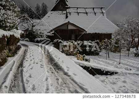 This photo was taken in Miyama-cho, Nantan-shi, Kyoto, in thatched roof village covered with snow. This photo was taken in Miyama-cho, Nantan-shi, Kyoto, in thatched roof village covered with snow. 127348678