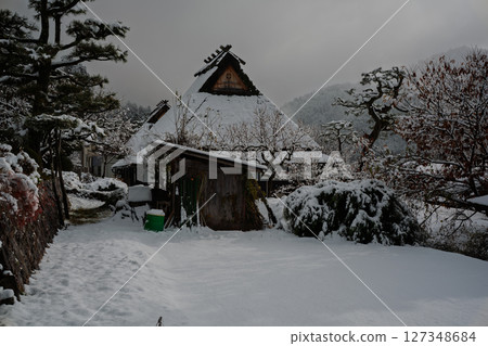 這張照片是在京都南丹市美山町被雪覆蓋的茅草屋頂村拍攝的。 這張照片是在京都南丹市美山町被雪覆蓋的茅草屋頂村拍攝的。 127348684