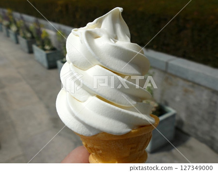 拿著軟冰淇淋 127349000