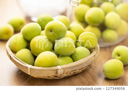 用青梅和冰糖釀製的自製梅酒 127349056