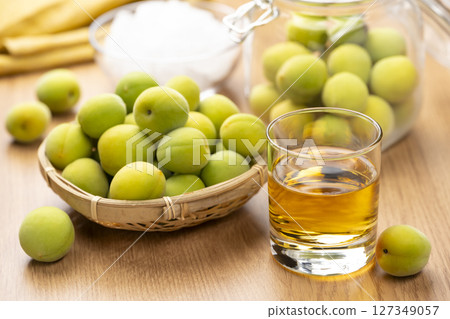 自家釀製的梅酒與青梅 127349057