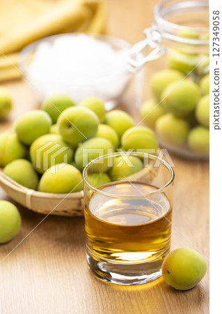 自家釀製的梅酒與青梅 127349058