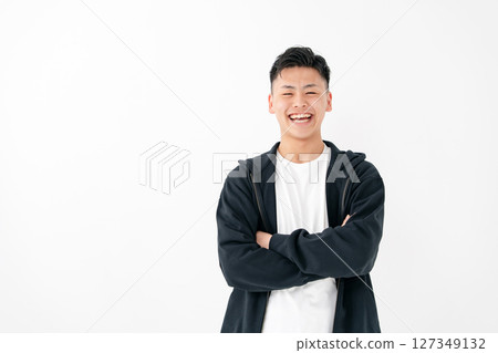 年輕男子肖像隨意雙臂交叉 127349132