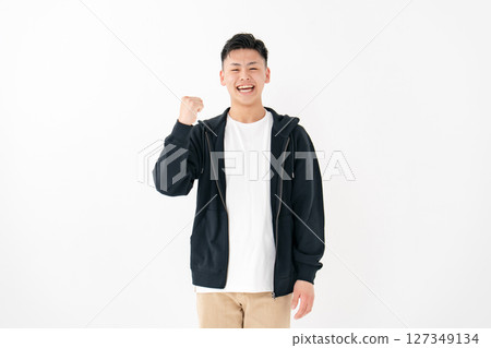 年輕男子肖像休閒拳頭泵 127349134