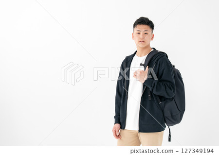 年輕男子肖像背包 127349194