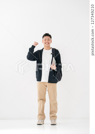 年輕男子肖像智慧型手機全身拳頭泵 127349210