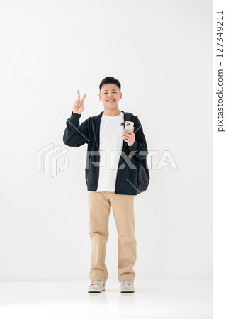 年輕男子肖像智慧型手機全身和平標誌 127349211