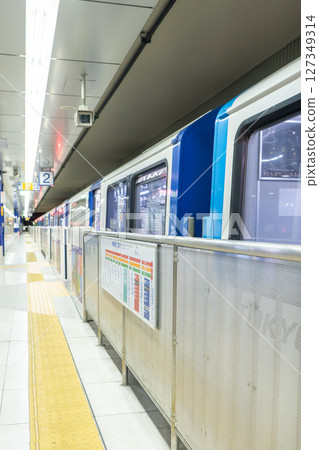 Tokyo Monorail: An empty station 127349314