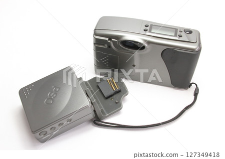 1996 年，輕便型數位相機剛開始流行。 127349418