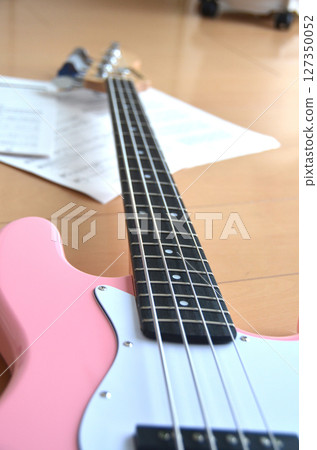 電吉他、貝斯、樂譜和音樂影像 127350052
