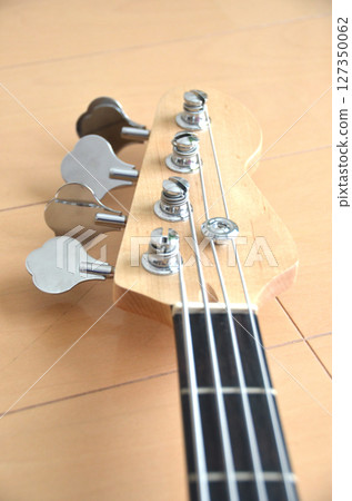 電吉他、貝斯、樂譜和音樂影像 127350062